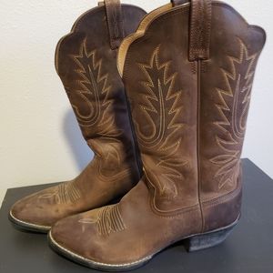 Womens Ariat cowboy boots size 8